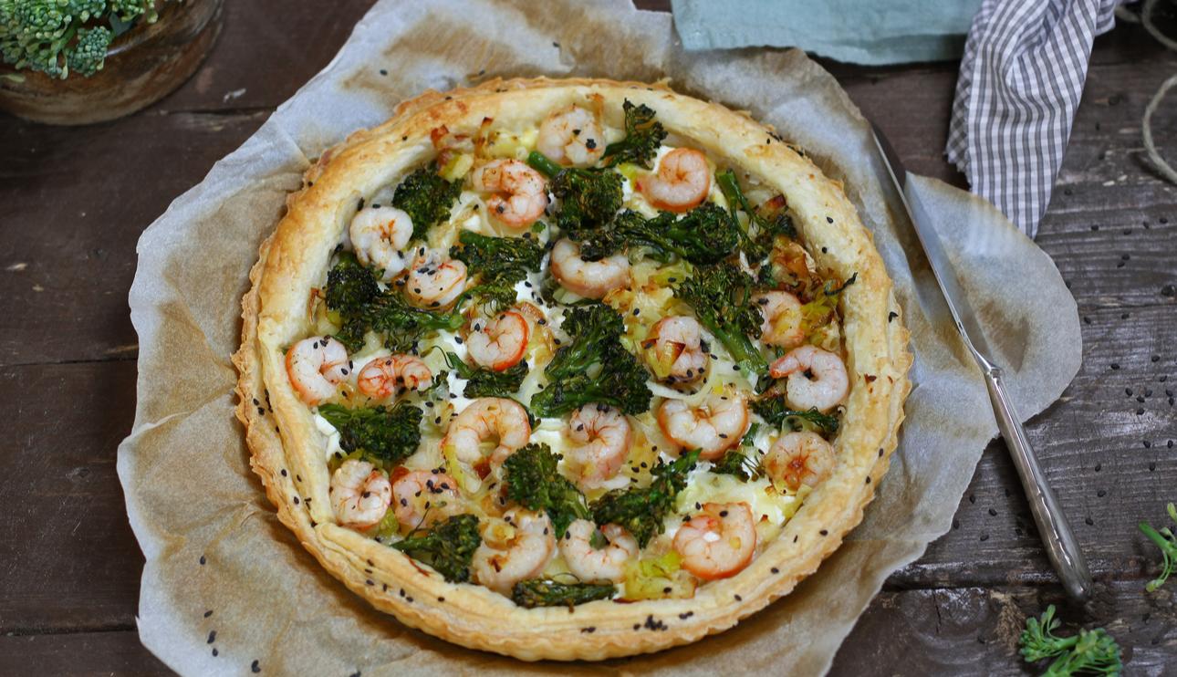 Tarta de hojaldre con bimi, gambas y queso