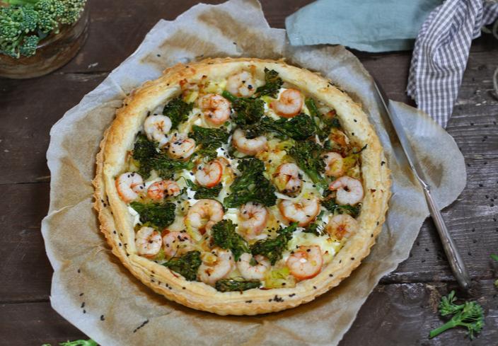 Tarta de hojaldre con bimi, gambas y queso
