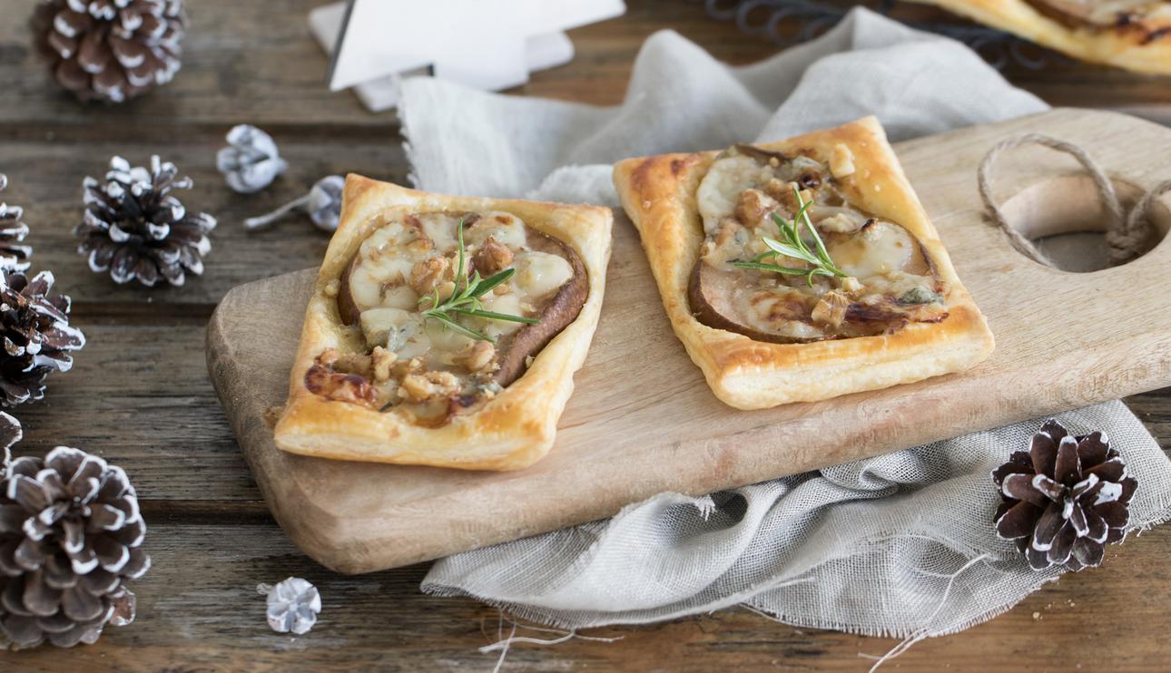 Aperitivo de hojaldre con pera, nueces y gorgonzola