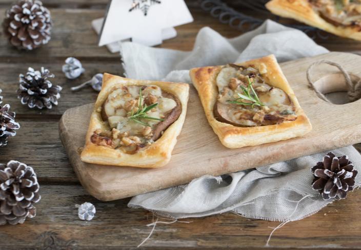 Aperitivo de hojaldre con pera, nueces y gorgonzola