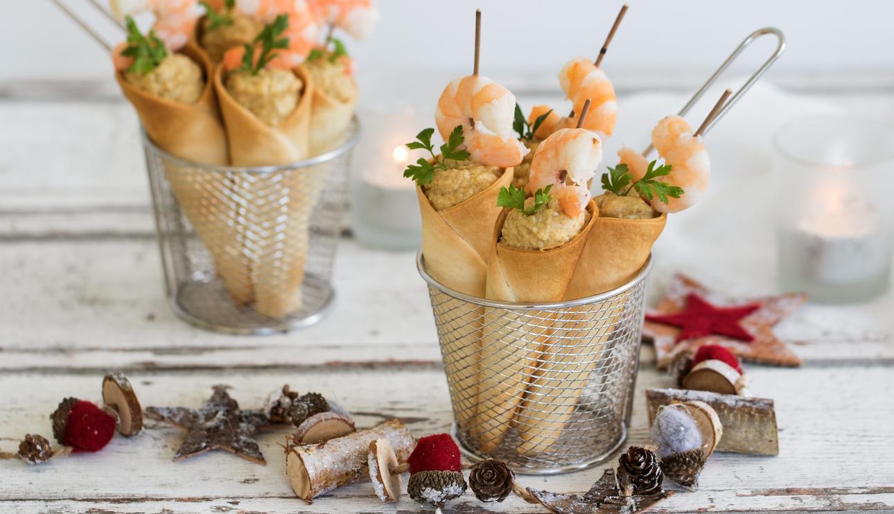 Conos de aperitivo rellenos de paté de ensaladilla rusa y langostinos