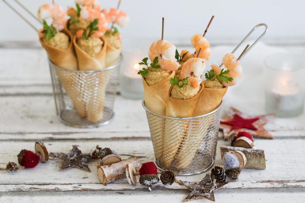Conos de aperitivo rellenos de paté de ensaladilla rusa y langostinos