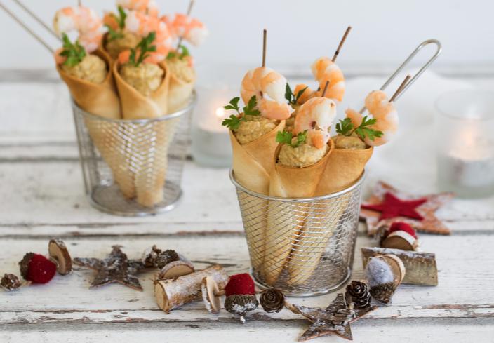 Conos de aperitivo rellenos de paté de ensaladilla rusa y langostinos