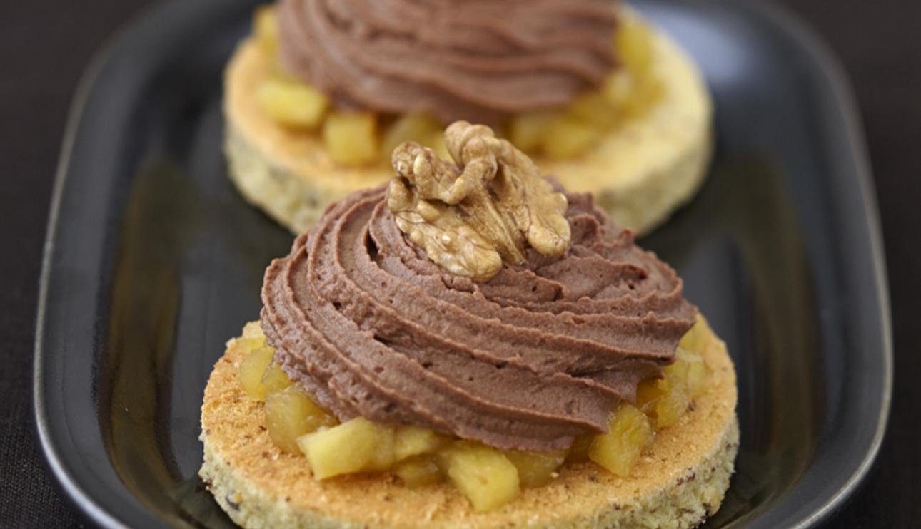 Pastelitos de nueces, manzana y crema de chocolate con leche