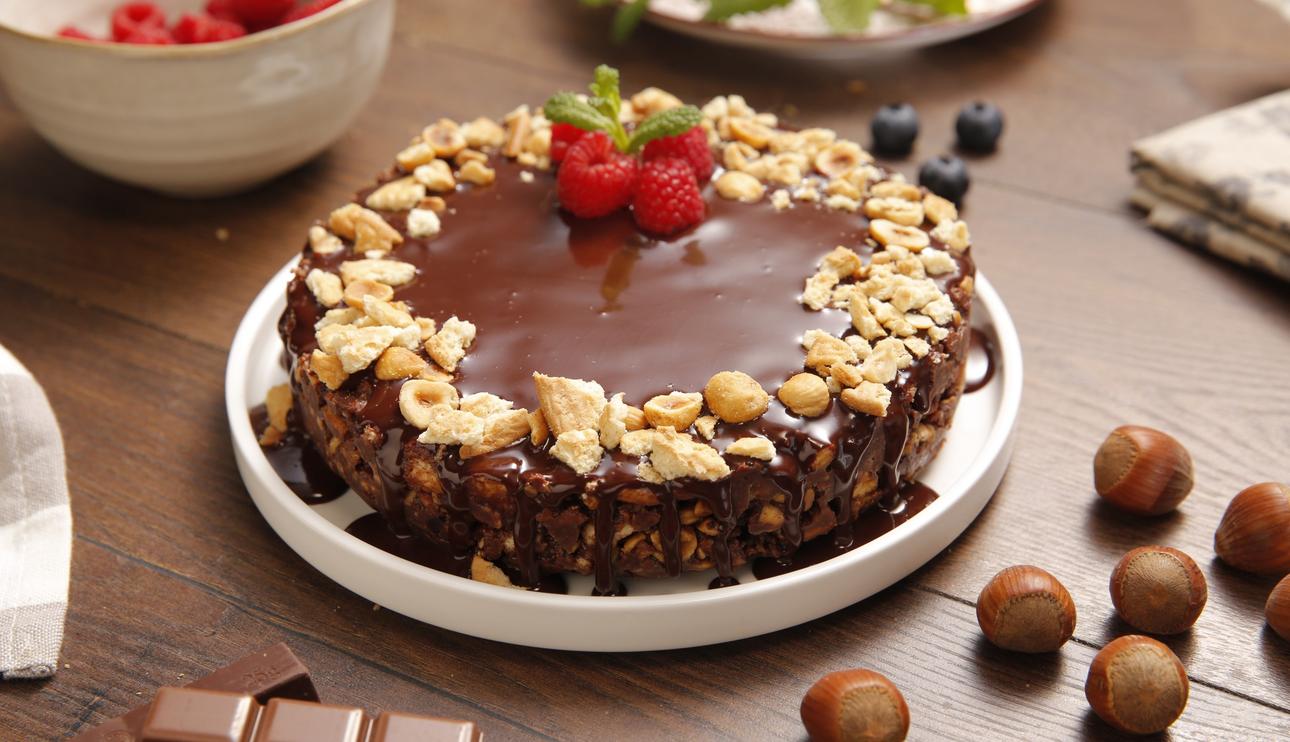 Tarta de chocolate y galletas con avellanas