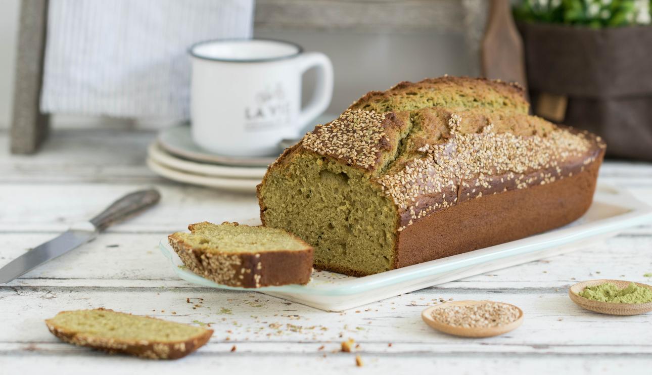 Bizcocho de té matcha, sésamo y leche condensada