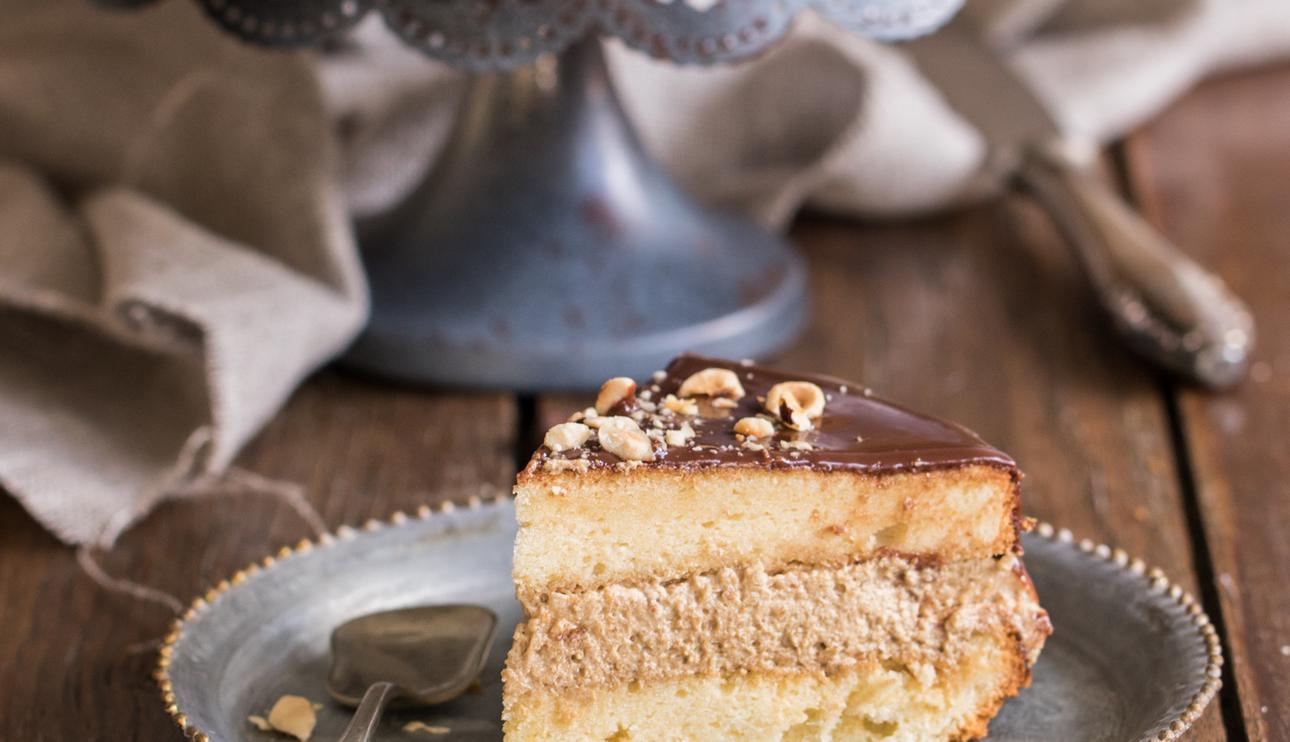 Pastel de crema de café y avellanas, con cobertura de chocolate