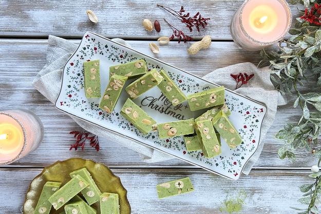 Turrón de té matcha, leche condensada y cacahuetes