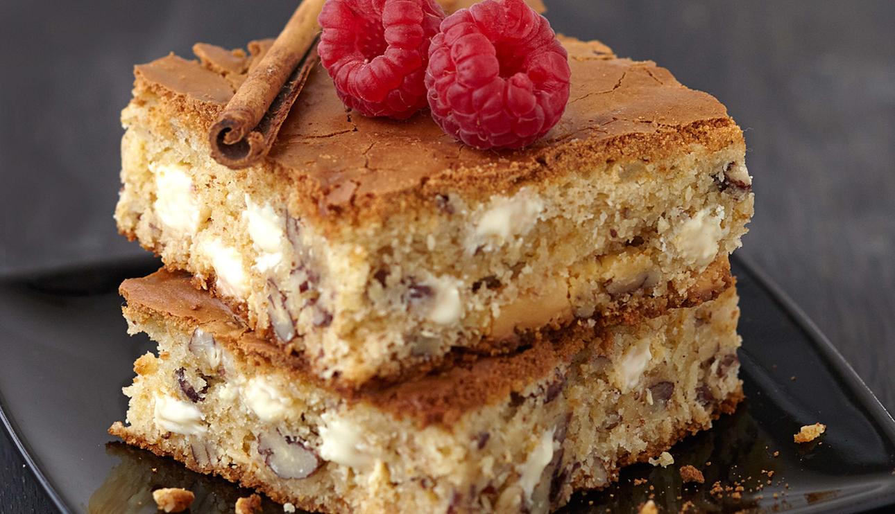 Brownie de chocolate blanco, canela y nueces pecanas