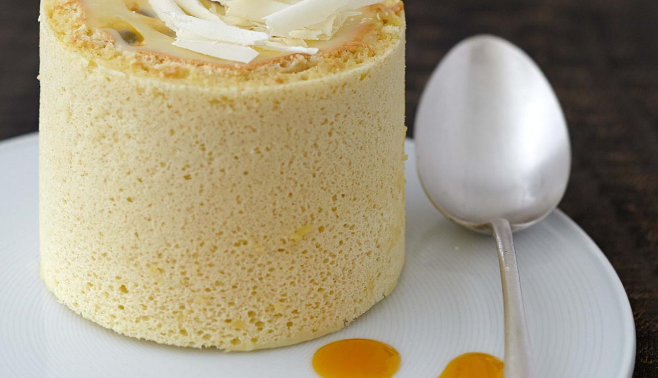 Charlota de chocolate blanco y fruta de la pasión con coulis de mango