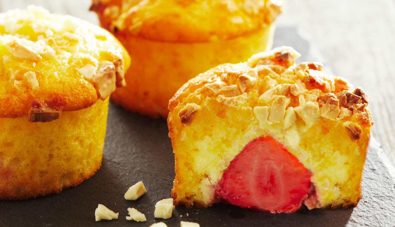 Magdalenas de chocolate blanco con corazón de fresas