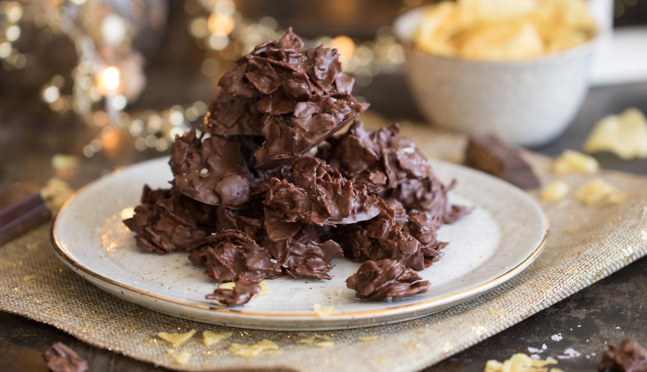 Rocas de chocolate y patatas chips