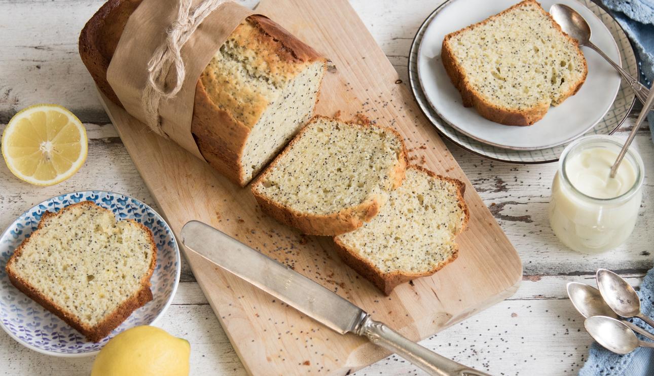 Bizcocho de leche condensada y limón con semillas de amapola