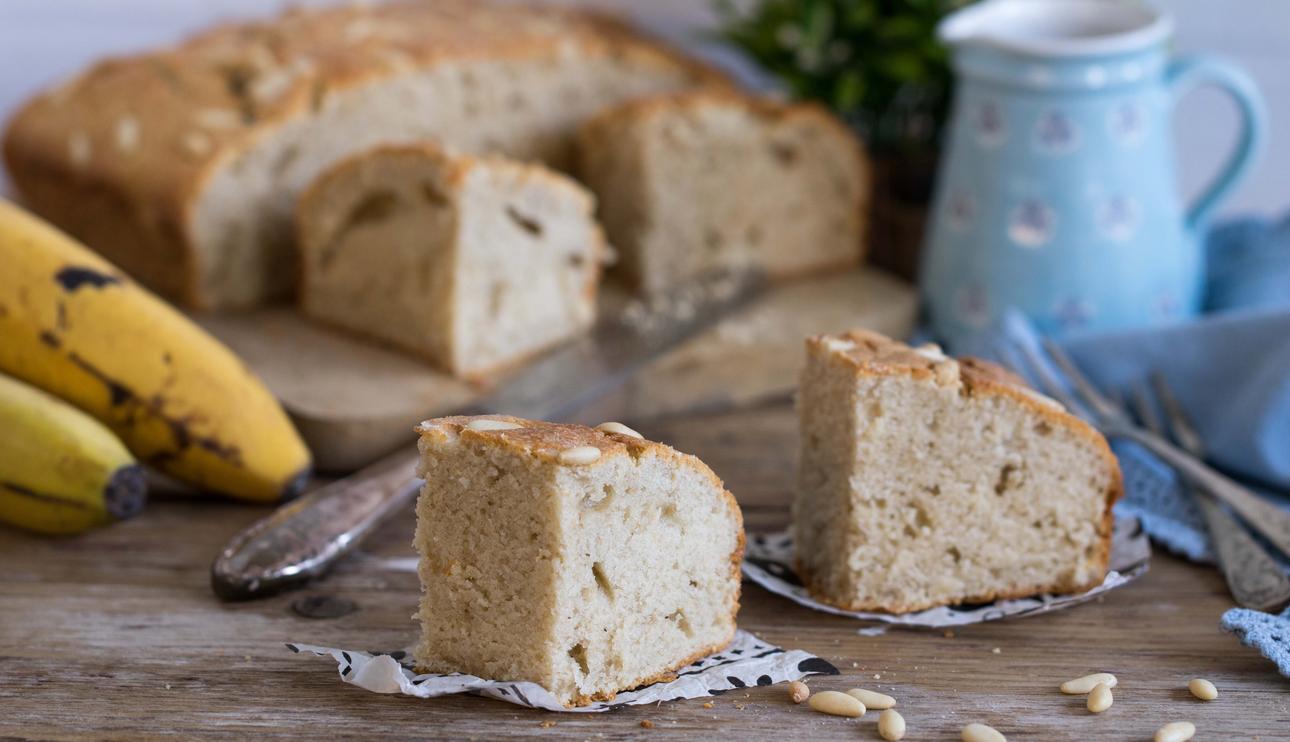 Coca de leche condensada y plátano con piñones