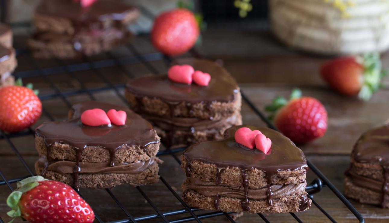 Pastelitos corazón de chocolate y fresas