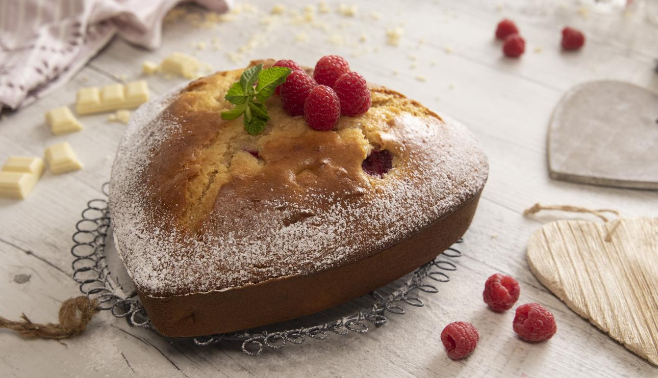 Tarta corazón de leche condensada, chocolate y frambuesas