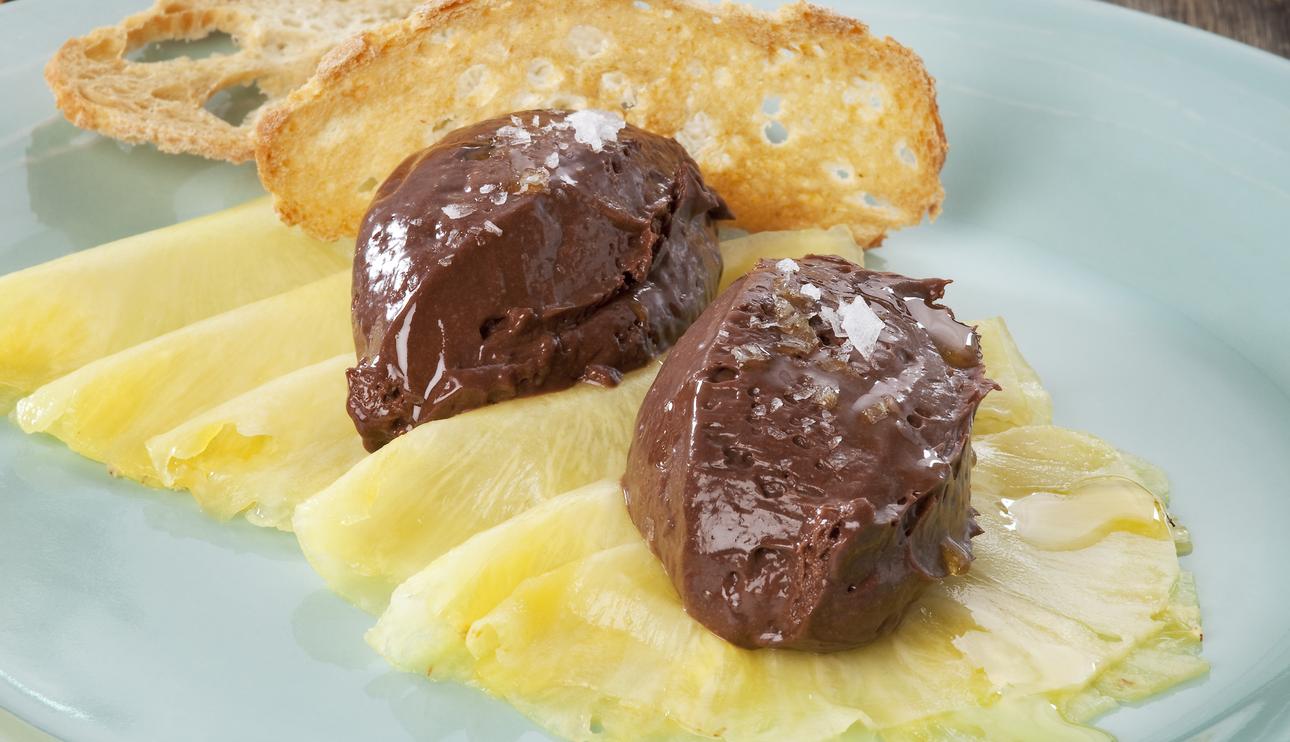 Mousse de chocolate con aceite de oliva y carpaccio de piña con Thermomix® (TM31)