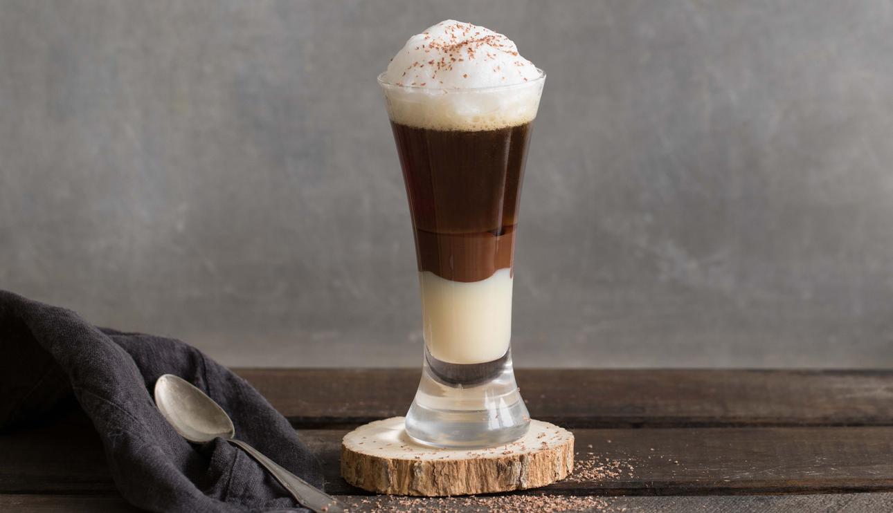Café bombón con chocolate y espuma de leche
