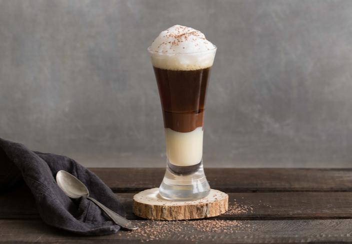 Café bombón con chocolate y espuma de leche