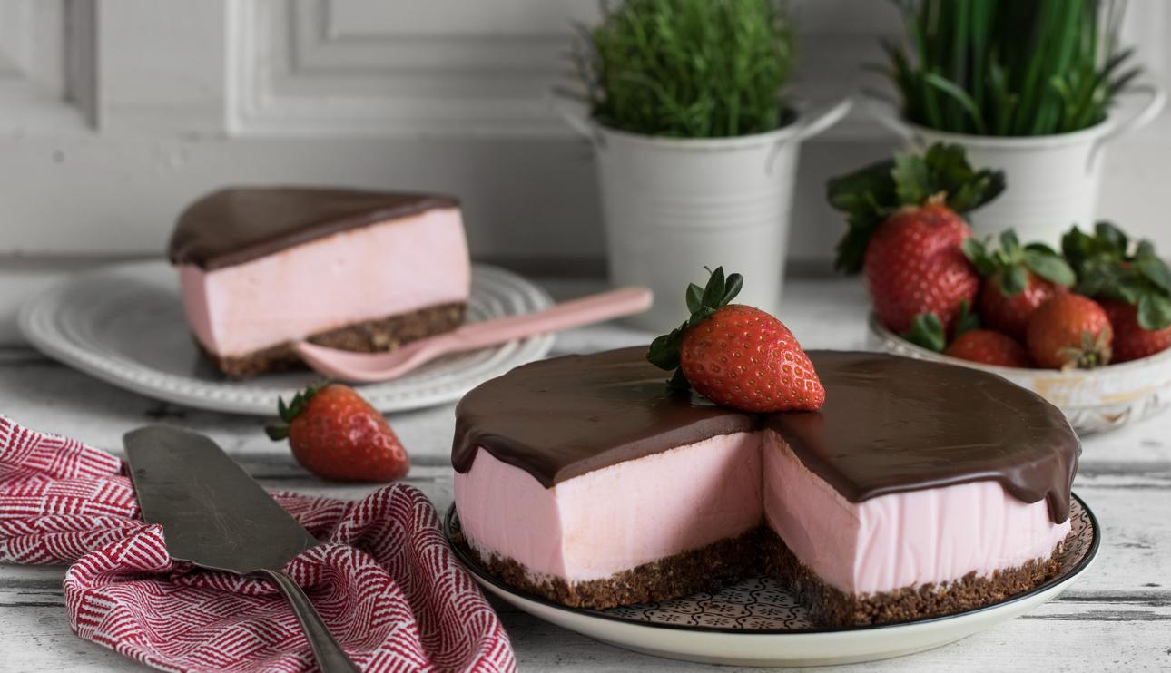 Tarta mousse de fresa con cobertura de chocolate negro 70%