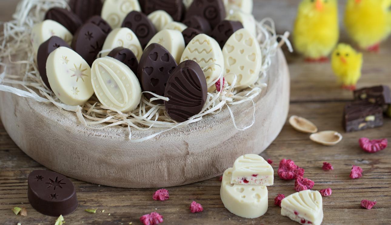 Huevos de Pascua de chocolate con pistachos y frambuesas