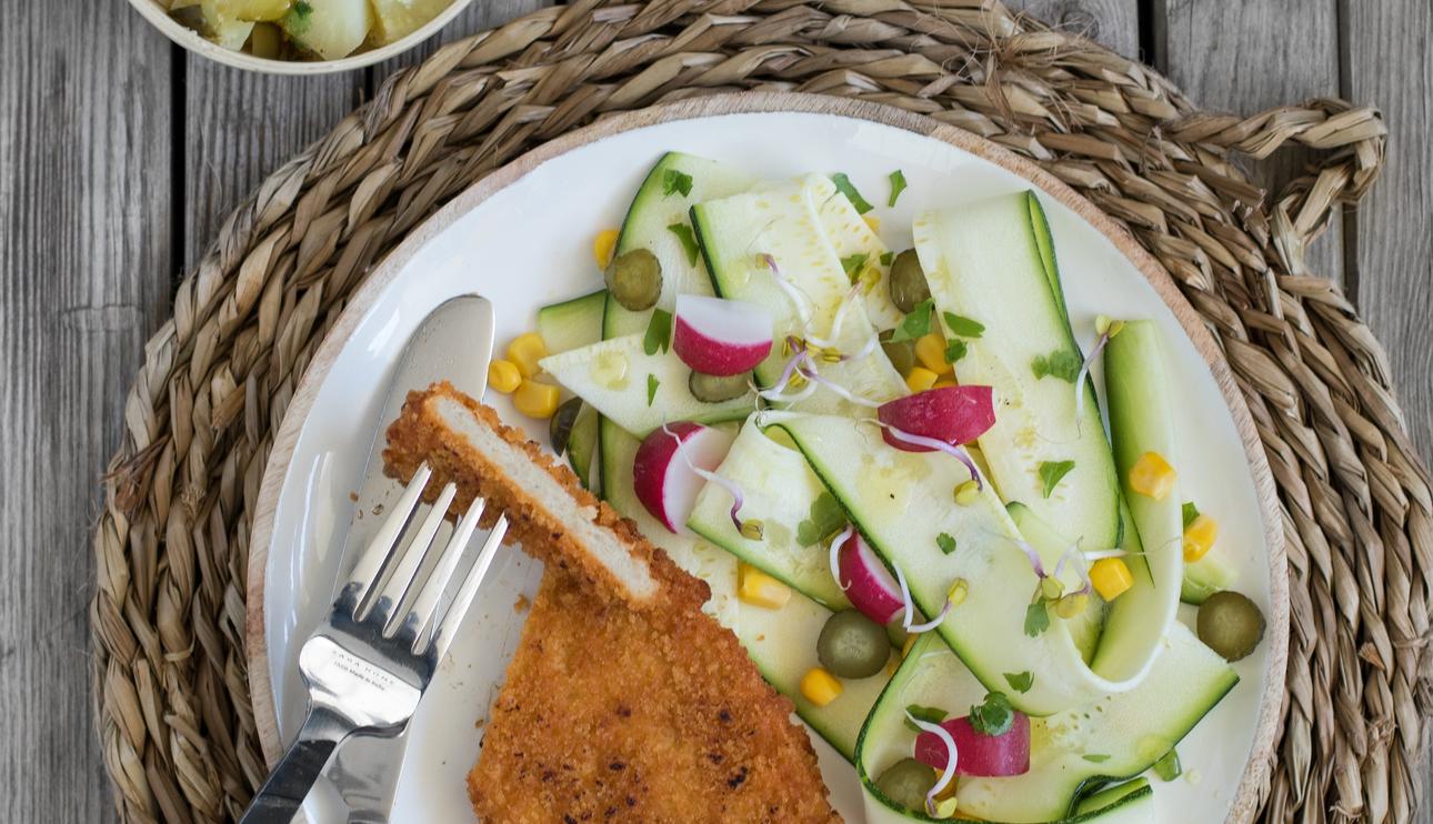 Empanado con ensalada de patata y calabacín
