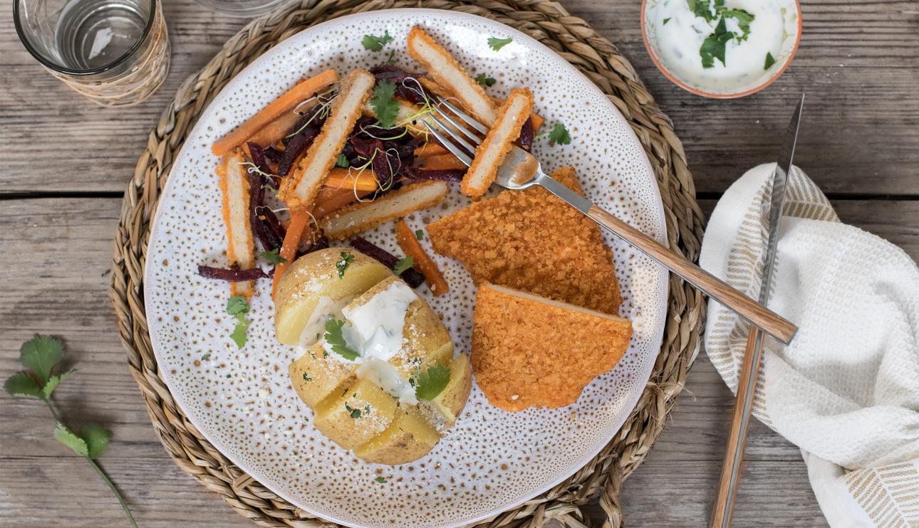 Empanado y patata con zanahoria y remolacha al horno