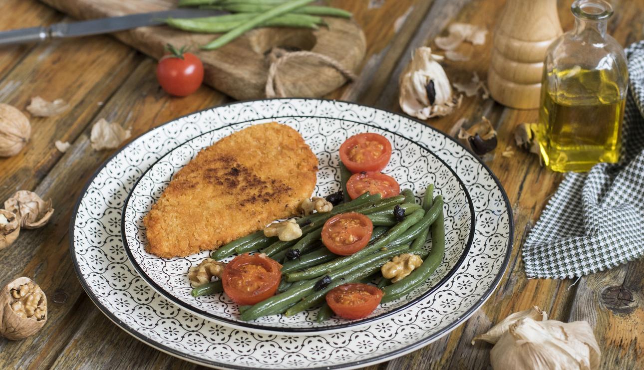 Empanado con salteado de judías verdes con ajo negro, cherrys y nueces
