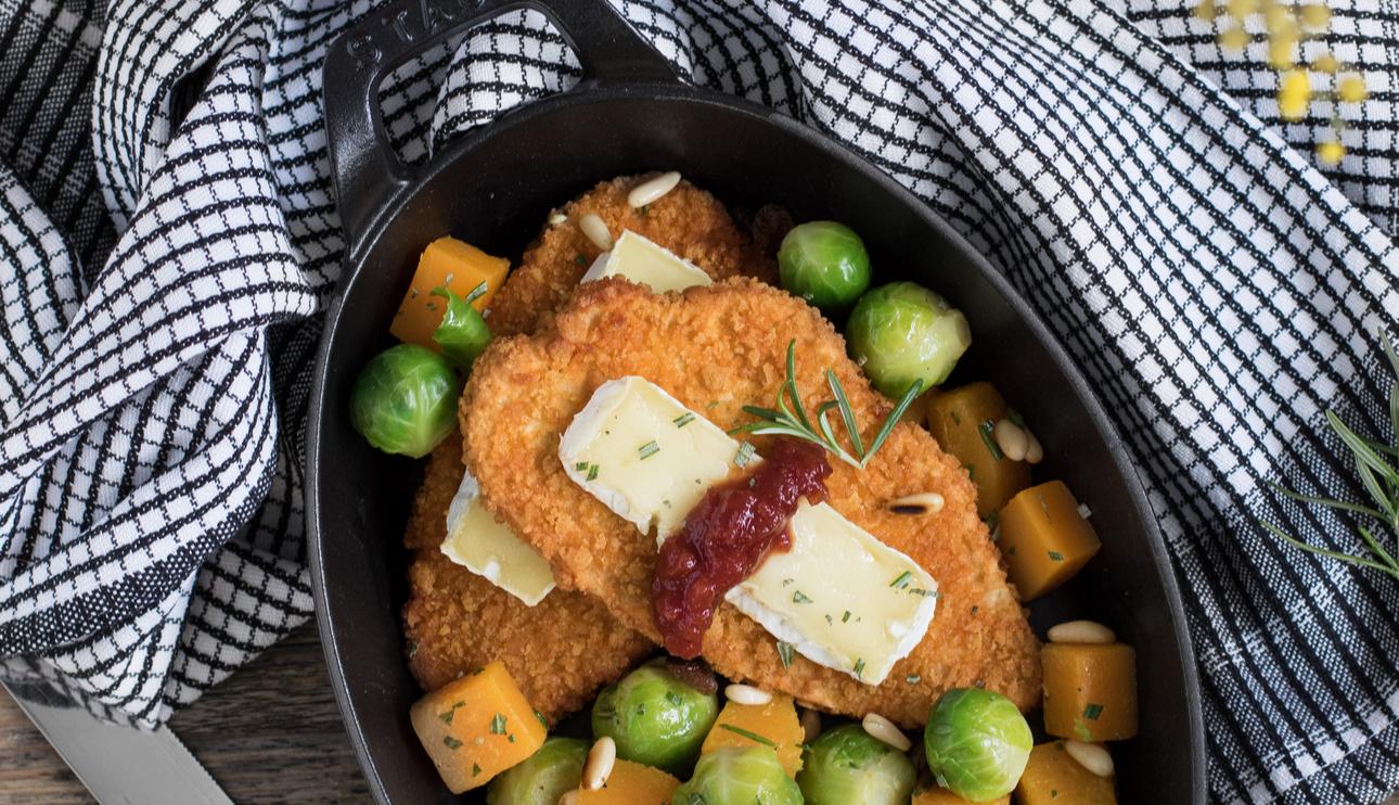 Empanado con verduras salteadas, queso brie y chutney de tomate