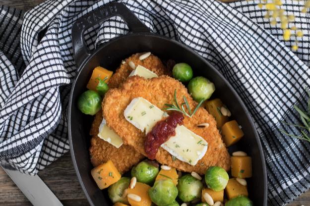 Empanado con verduras salteadas, queso brie y chutney de tomate