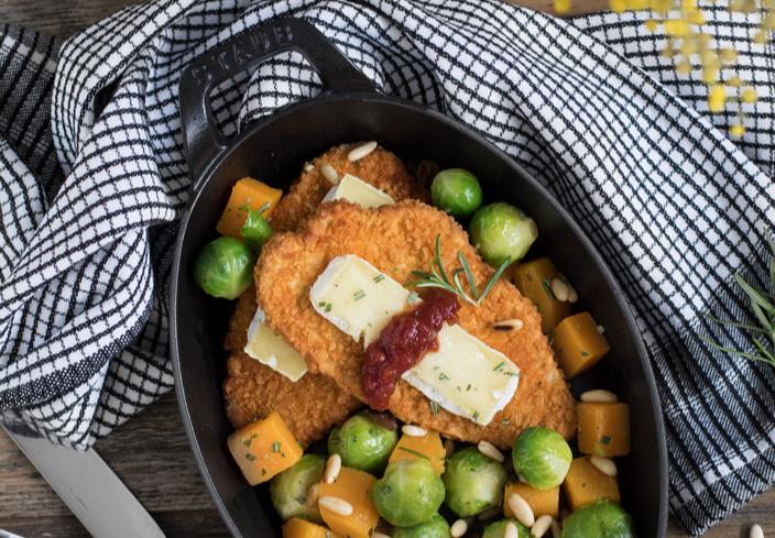 Empanado con verduras salteadas, queso brie y chutney de tomate
