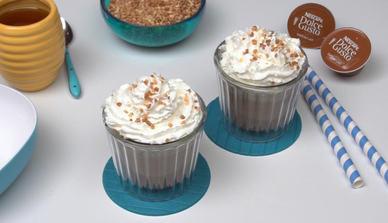 Café con miel, nata y almendras