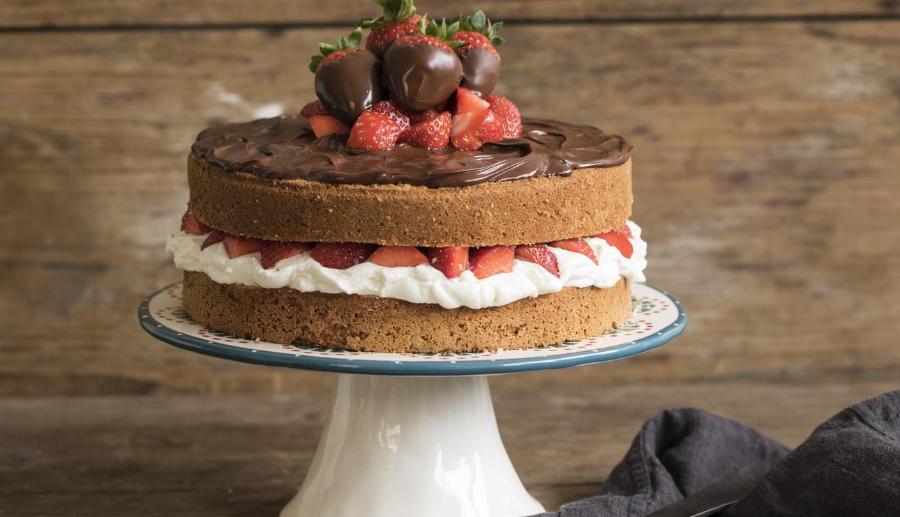 Tarta de nata y fresas con crema de chocolate
