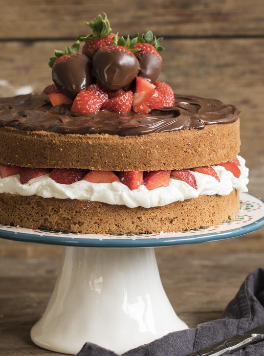 Tarta de nata y fresas con crema de chocolate