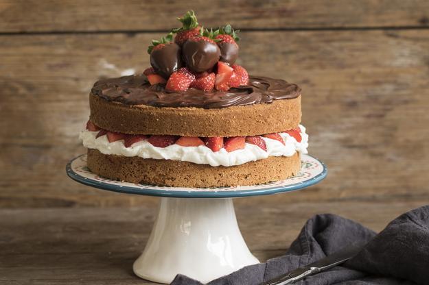Tarta de nata y fresas con crema de chocolate