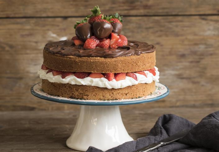 Tarta de nata y fresas con crema de chocolate