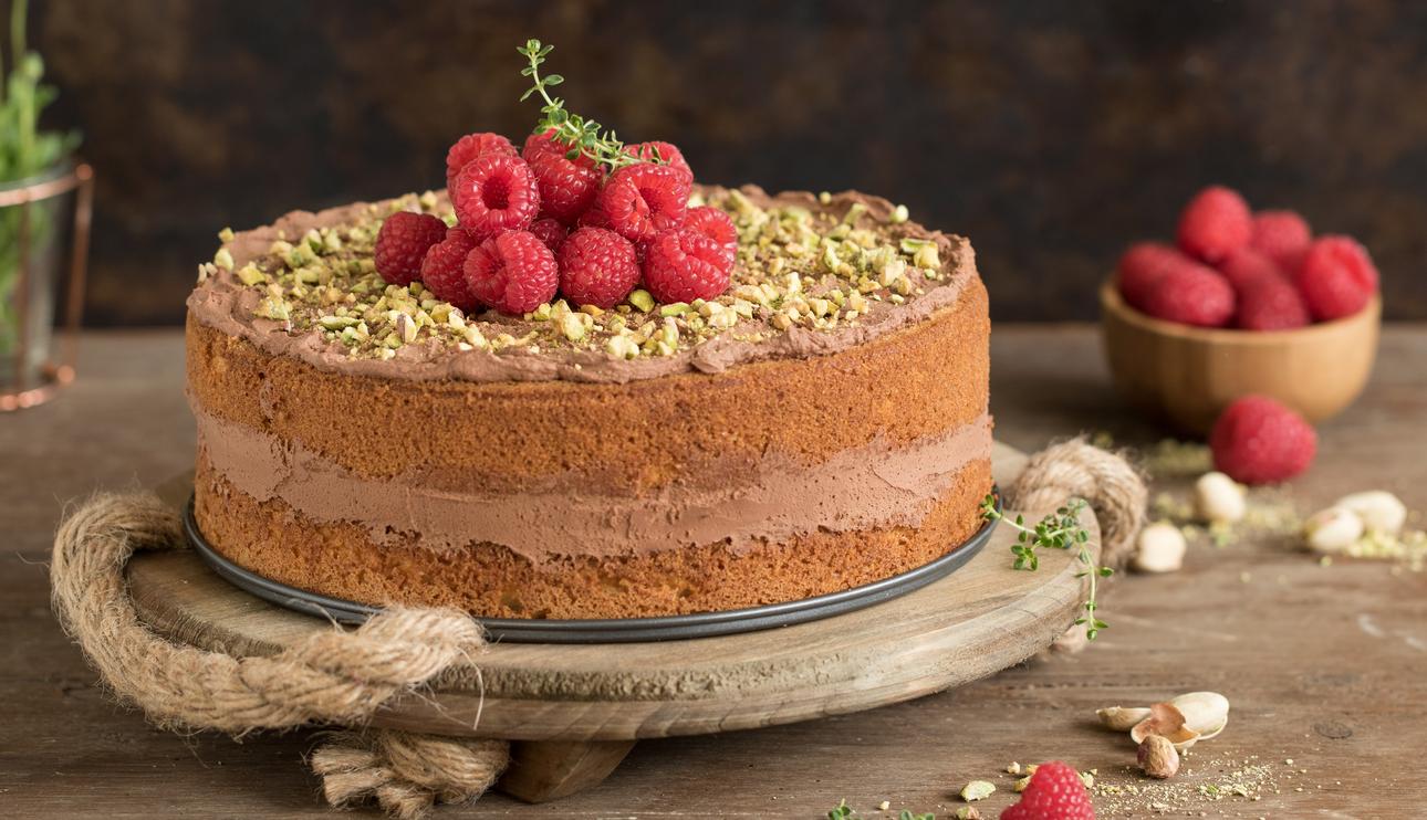 Tarta con trufa de chocolate, pistachos y frambuesas