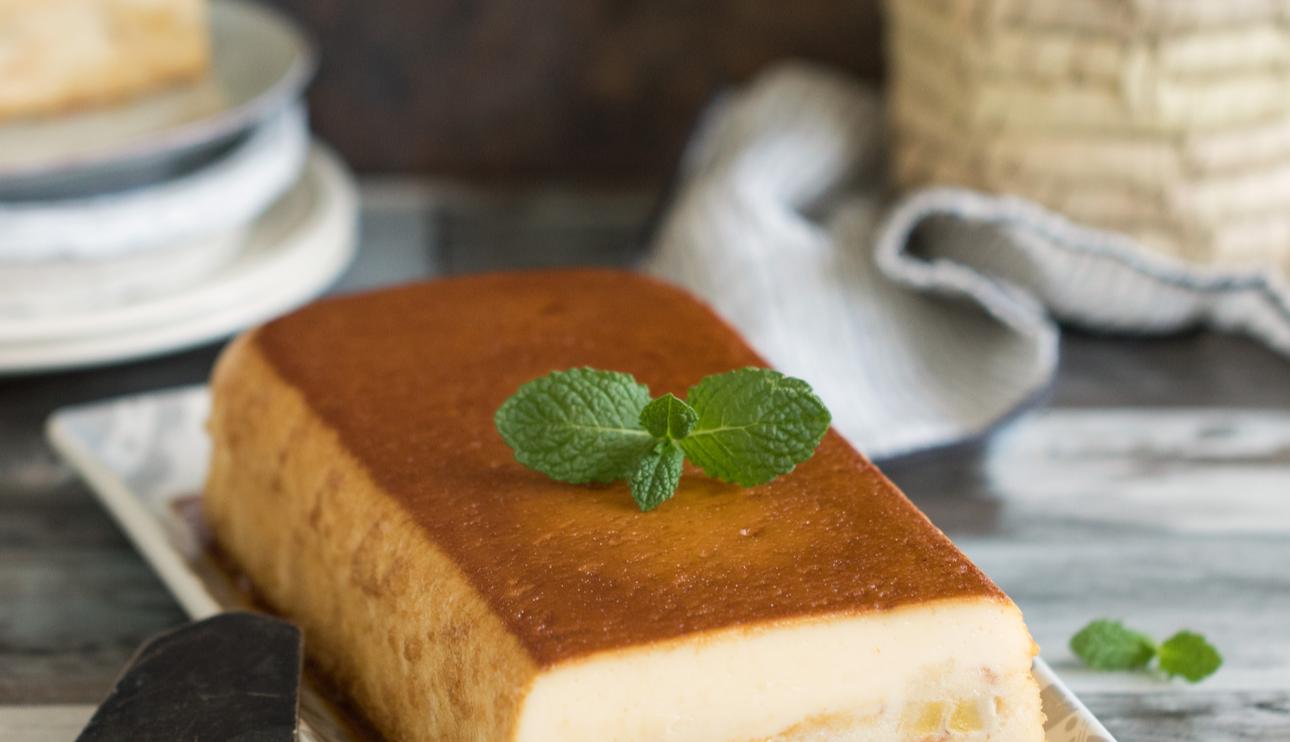Flan de leche condensada con magdalenas y plátano