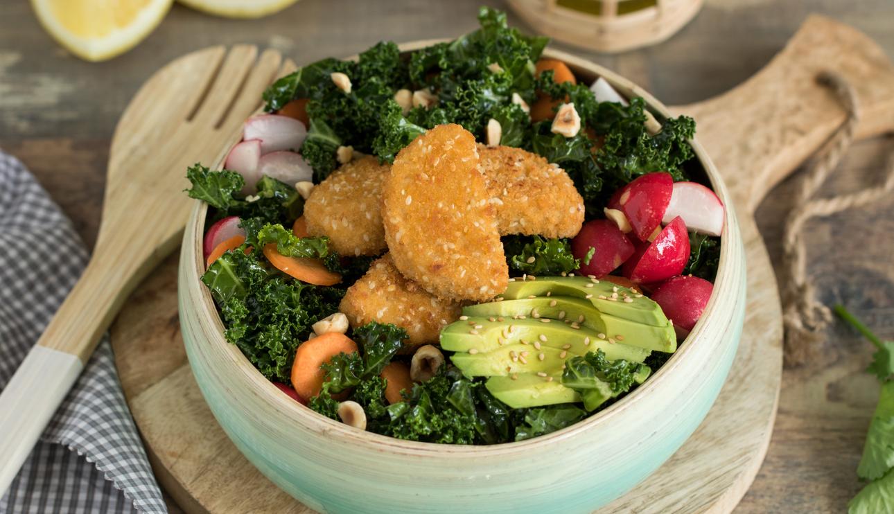 Ensalada de kale con nuggets veganos