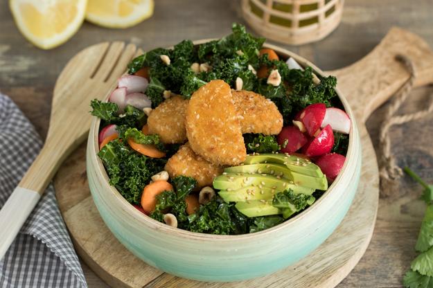 Ensalada de kale con nuggets veganos