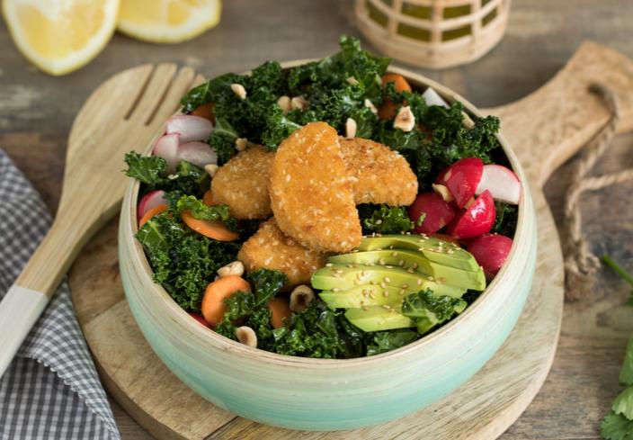 Ensalada de kale con nuggets veganos