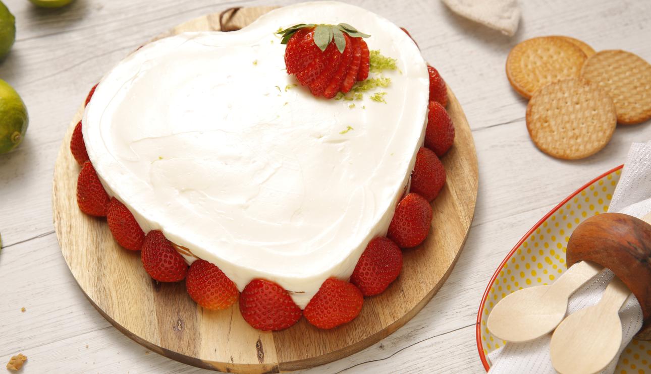 Tarta corazón de galletas, lima y fresas