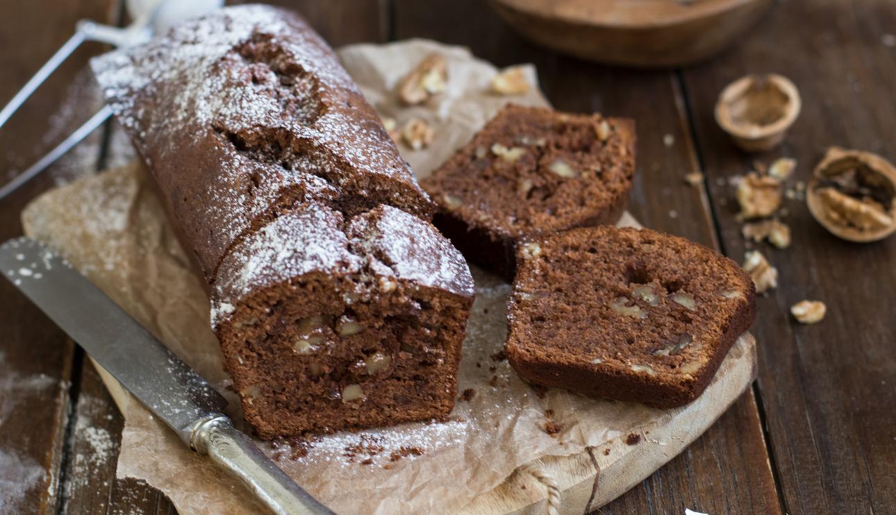 Bizcocho cremoso de chocolate con leche y nueces