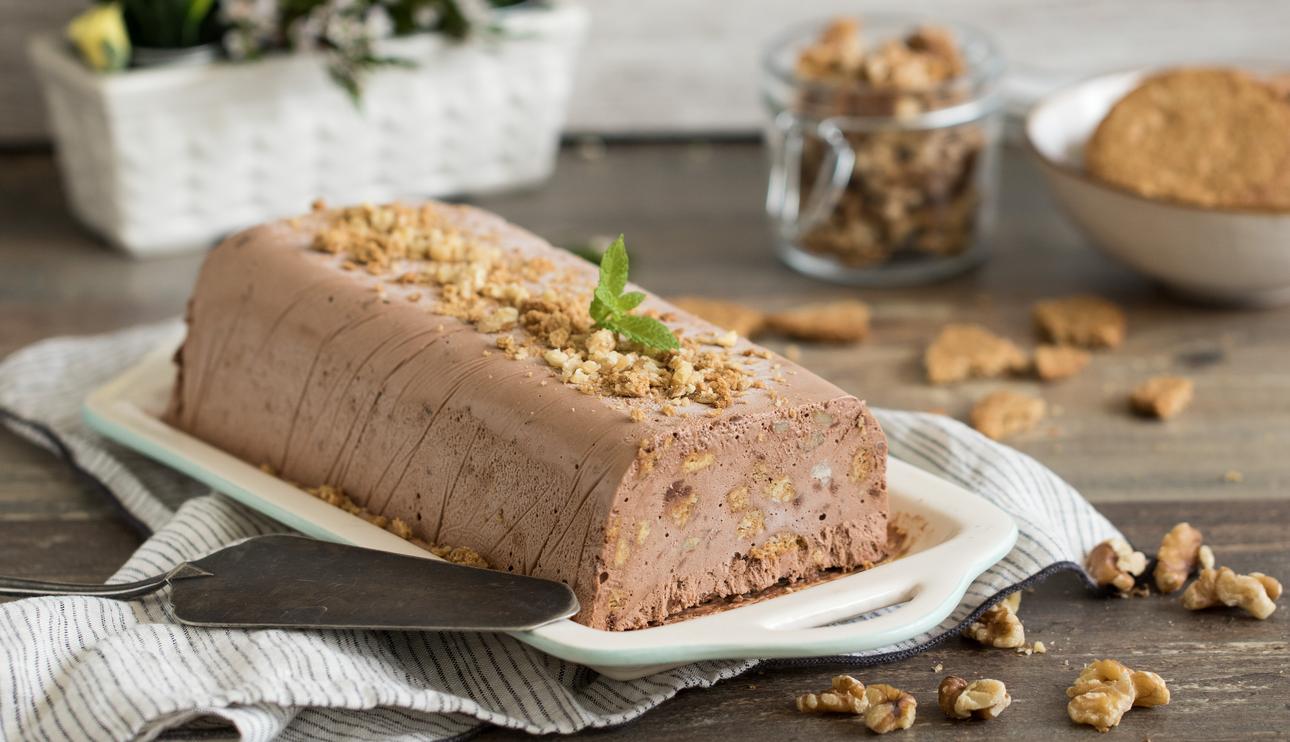 Pastel frío de chocolate con galletas y nueces