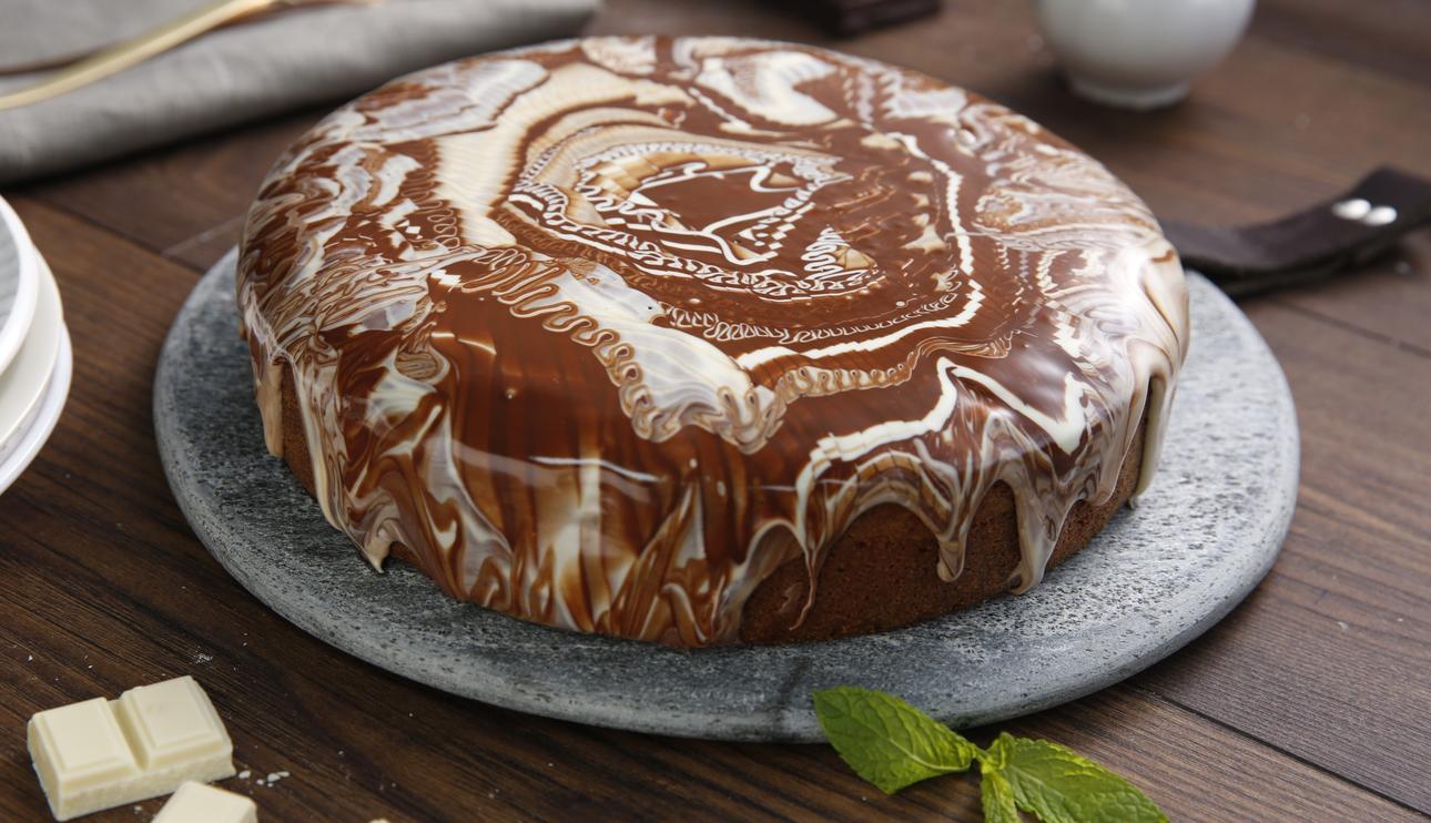 Bizcocho de chocolate blanco con cobertura marmolada