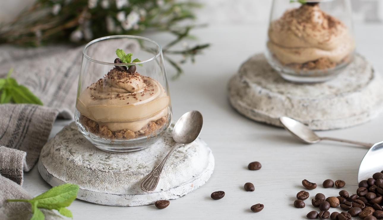 Vasitos de crema de queso y café bombón