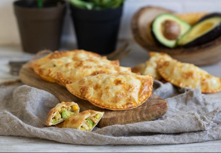 Empanadillas de pollo asado, aguacate y maíz