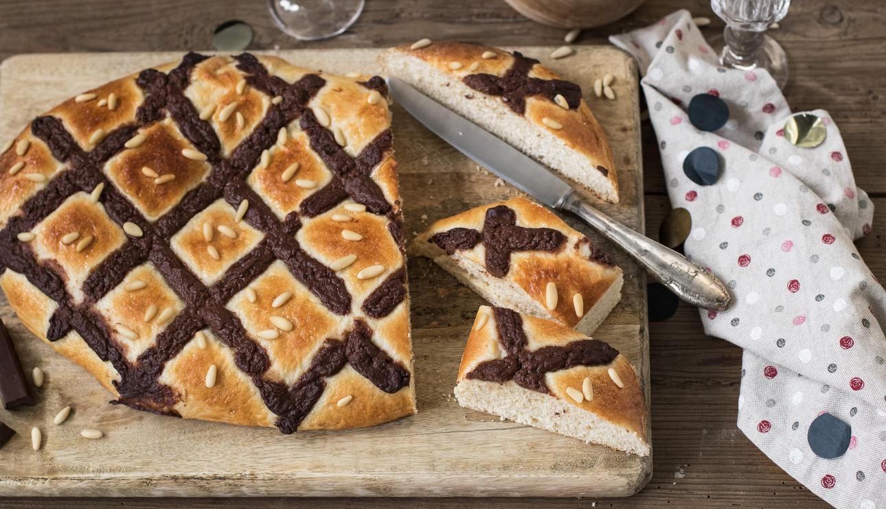 Coca de San Juan con crema pastelera de chocolate