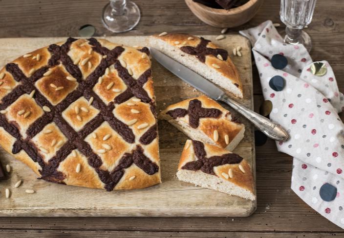 Coca de San Juan con crema pastelera de chocolate