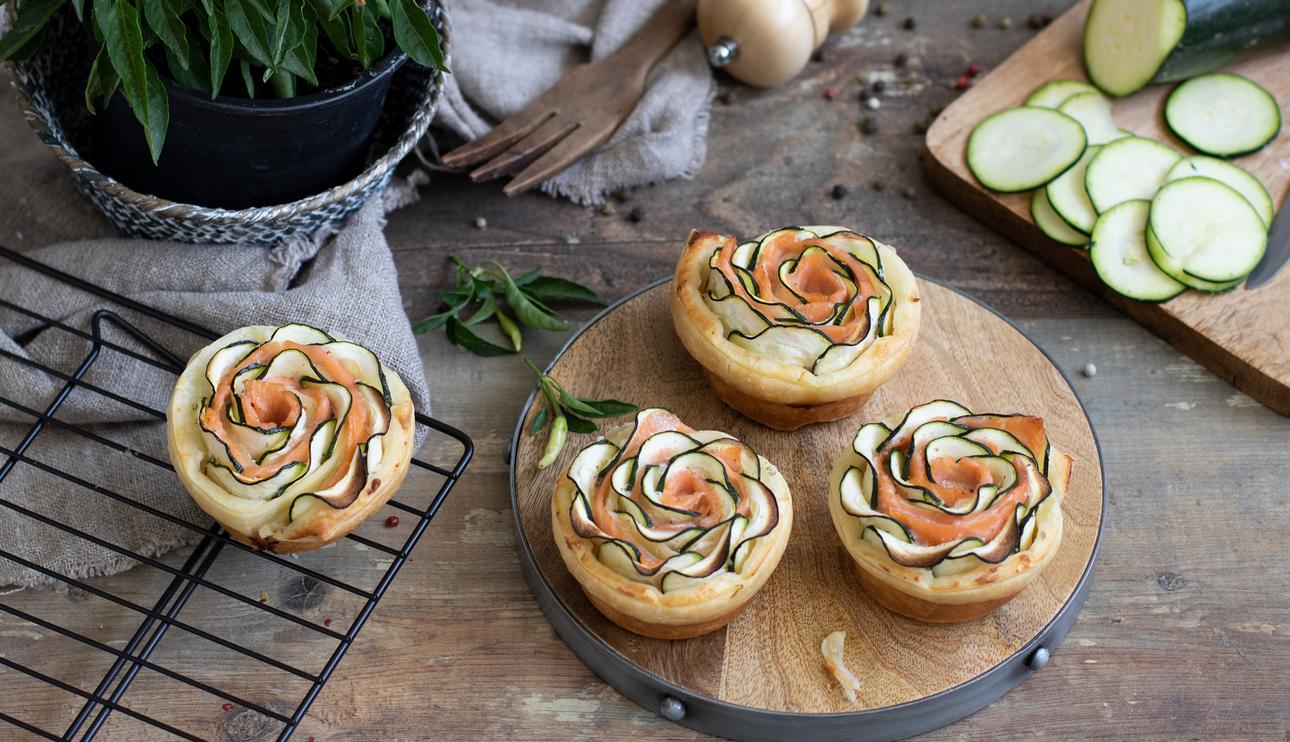 Flores de hojaldre con salmón ahumado y calabacín
